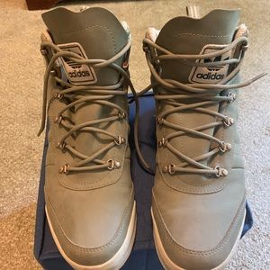 Gently used Adidas BLAUVELT / US size 12